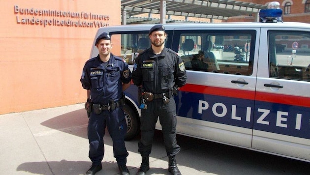 Diesen beiden Polizisten gelang die Reanimation des kollabierten Demo-Teilnehmers. (Bild: Polizei)