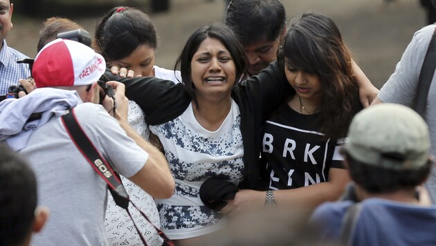 Die in Tränen aufgelöste Schwester des hingerichteten Australiers Myuran Sukumaran (Bild: AP)