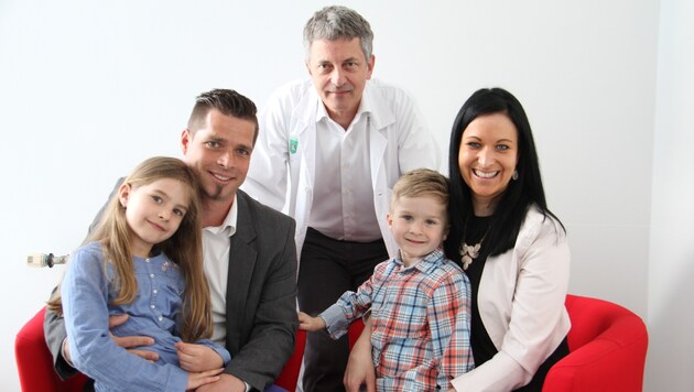 Der kleine Philipp mit seiner Familie und Dr. Ernst Eber. Der Arzt hat die OP möglich gemacht. (Bild: Christian Jauschowetz)