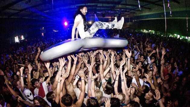 Mit der Luftmatratze durch die Menge - Star-DJ Steve Aoki ist für seine Einlagen bekannt (Bild: NXP / OTS)