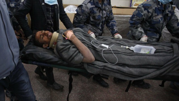 Rishi Khanal überlebte vier Tage unter den Trümmern eines Hotels in Kathmandu. (Bild: AP)