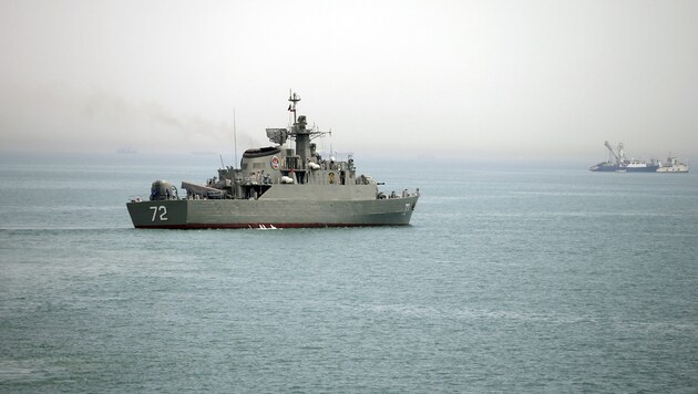 Das iranische Kriegsschiff "Alborz" Anfang April in der Straße von Hormus (Bild: AP)