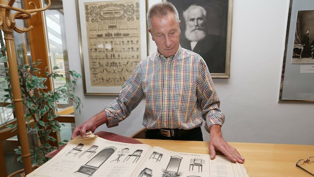 Er hat sich durch viele Thonet-Kataloge gewühlt: Franz Hammer führt Besucher durch das Museum (Bild: Jürgen Radspieler)
