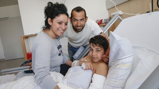 Sibel und Yasin Cliddir am Krankenbett bei ihrem Sohn Ersin (Bild: MARKUS TSCHEPP)