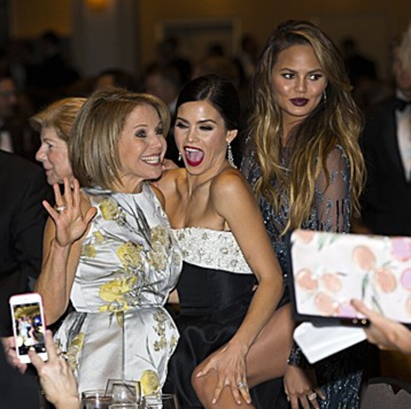 Katie Couric, Jenna Dewan-Tatum und Chrissy Teigen waren zu Scherzen aufgelegt. (Bild: AP)