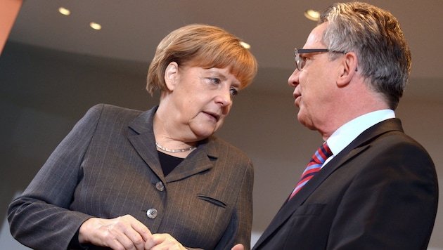 Kanzlerin Merkel und Innenminister de Maizière geraten schwer unter Druck. (Bild: APA/EPA/RAINER JENSEN)
