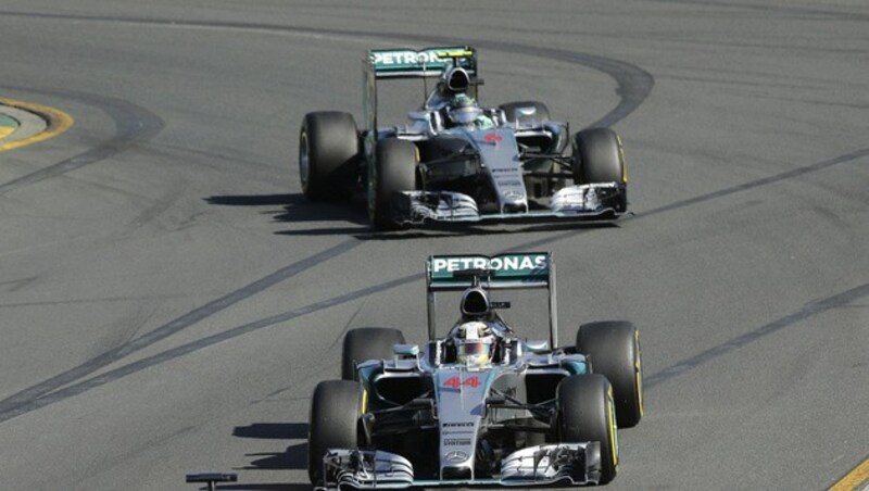 Lewis Hamilton (vorne) und Nico Rosberg (Bild: AP)