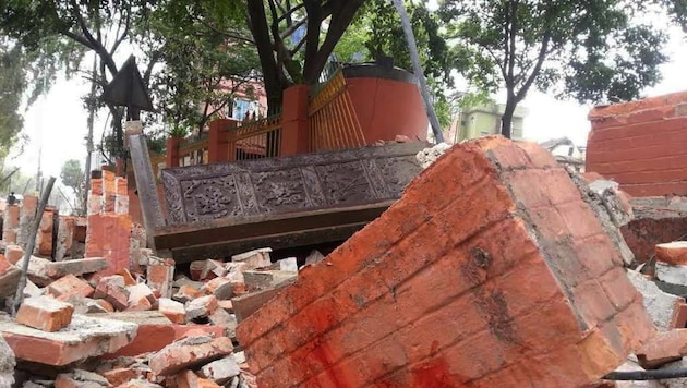Eingestürzte Mauern eines Tempels in Kathmandu (Bild: AP)