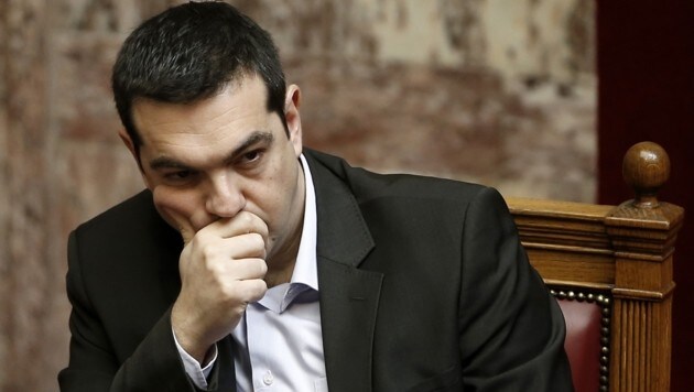 Mit Zwangsüberweisungen möchte Regierungschef Tsipras an dringend benötigte Finanzmittel gelangen. (Bild: AP)