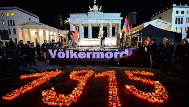 Gedenken in Berlin (Bild: APA/EPA/BRITTA PEDERSEN)