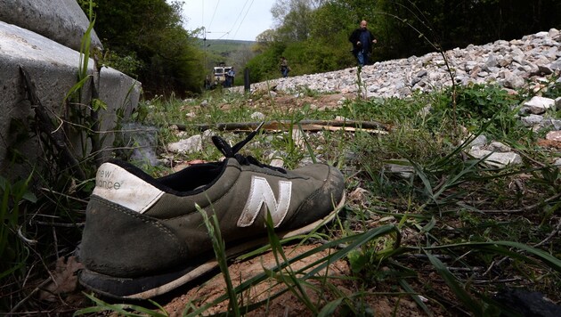 Der Schuh eines getöteten Flüchtlings an der Unglücksstelle (Bild: APA/EPA/GEORGI LICOVSKI)