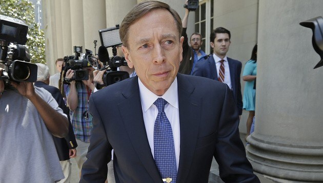 David Petraeus vor dem Gerichtsgebäude (Bild: AP)
