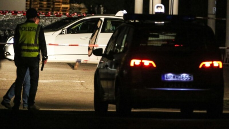 In diesem Taxi fand die Polizei die Leiche der ermordeten Lenkerin. (Bild: APA/Matthias Lauber)