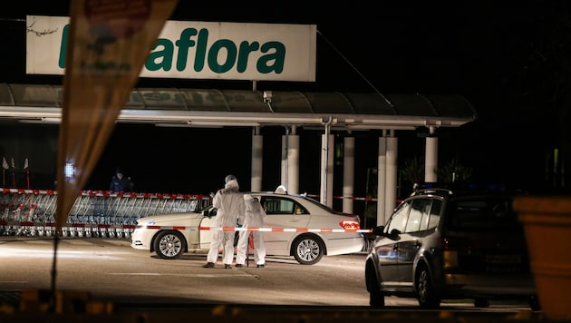 Das Fahrzeug der Frau wurde samt ihrer Leiche am Parkplatz vor einem Markt in Gunskirchen entdeckt. (Bild: Matthias Lauber)