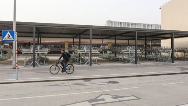 Leere Radlständer der Bike-and-ride-Anlage am Westbahnhof (Bild: Christian Fürthner)