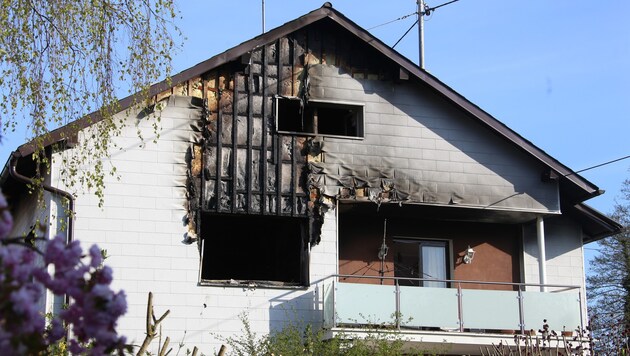 Die Flammen schlugen durchs Fenster und griffen auf die Fassade des Hauses in Schwanenstadt über. (Bild: Matthias Lauber)