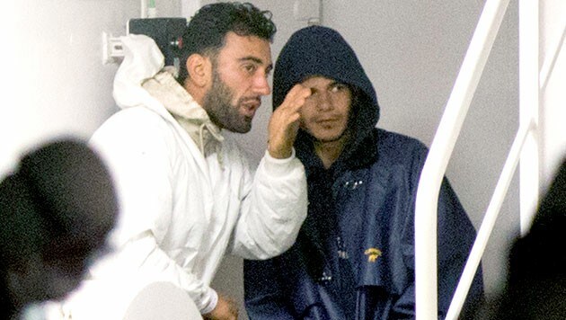 Mohammed Ali Malek und dem Syrer Mahmud Bikhit (re.) wird mehrfache fahrlässige Tötung vorgeworfen. (Bild: AP)