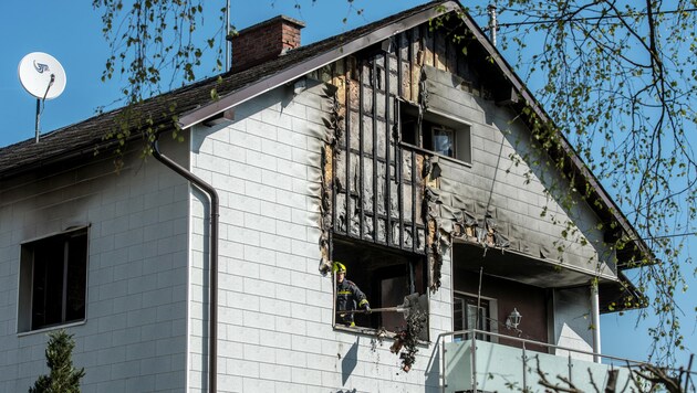 In diesem Haus brach das Feuer im ersten Stock aus. (Bild: APA/FOTOKERSCHI.AT/WERNER KERSCHBAUM)