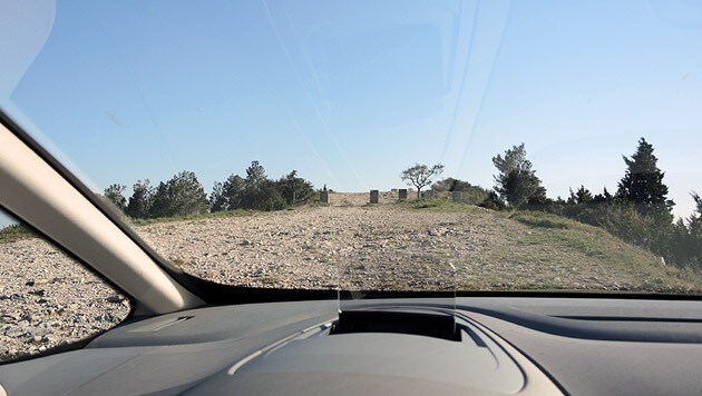 Das optionale Head-up-Display leistet gute Dienste. (Bild: Stephan Schätzl)