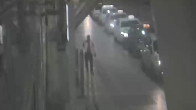 Der Täter wurde gefilmt, als er am Taxistandplatz vor dem Linzer Hauptbahnhof herumging. (Bild: Polizei)
