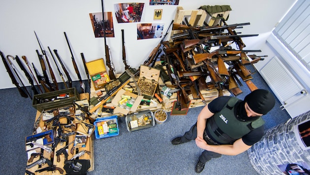 Hunderte Schusswaffen wurden in Deutschland in einem Einfamilienhaus gefunden. (Bild: APA/dpa/Rolf Vennenbernd)