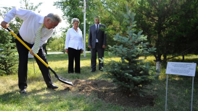 Präsident Fischer beim Pflanzen eines Baumes bei der Völkermord-Gedenkstätte in Eriwan im Jahr 2012 (Bild: APA/HANS KLAUS TECHT)