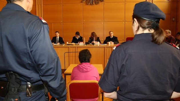 Die 43-jährige Frau bei ihrem Prozess am Landesgericht Linz (Bild: Chris Koller)