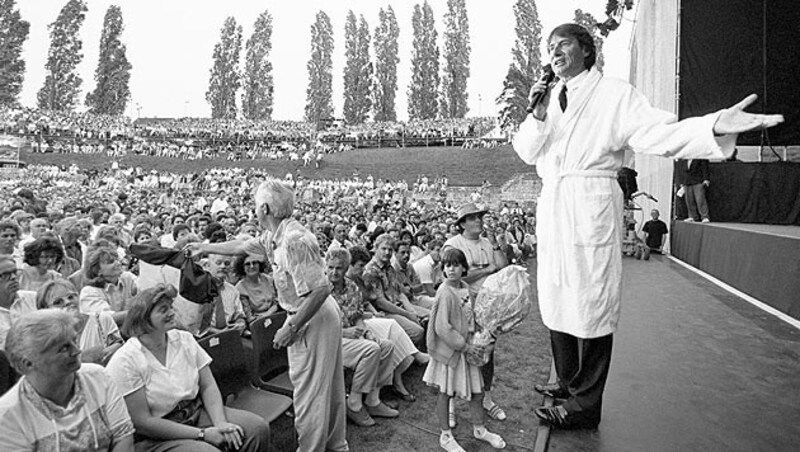 Im Bademantel bei einem Auftritt im Amphitheater in Windisch (Schweiz) im Sommer 1992 (Bild: APA/KEYSTONE/MICHAEL KUPFERSCHMIDT)