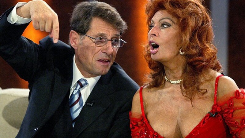 Udo Jürgens und Filmdiva Sofia Loren 2004 bei der 150. Sendung von "Wetten, dass..?" (Bild: dpa/dpaweb/ddp/POOL/Michael Urban)