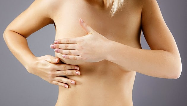 Frauen sollten bei der Kontrolle von Hautflecken auch unter ihre Brüste schauen. (Bild: thinkstockphotos.de)