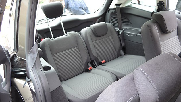 Reihe 3 im Ford Grand C-Max bietet mehr Kopffreiheit, als es aussieht. (Bild: Stephan Schätzl)