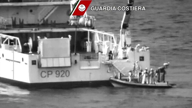 Bilder der Küstenwache zeigen die Suche nach Überlebenden des Flüchtlingsdramas im Mittelmeer. (Bild: AFP)