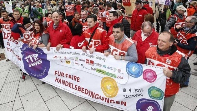 3000 Demonstranten marschierten vom Nonntal über die Staatsbrücke bis zur Wirtschaftskammer. (Bild: Markus Tschepp)