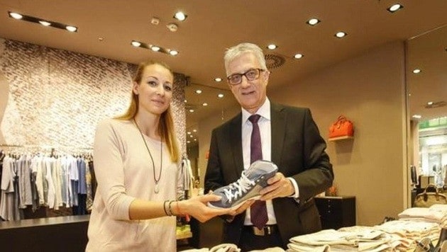 Die Boutique V.O.i. gibt es in der Stadt und im Europark: Walter Steidl mit Elisabeth Scheibenbauer. (Bild: Markus Tschepp)