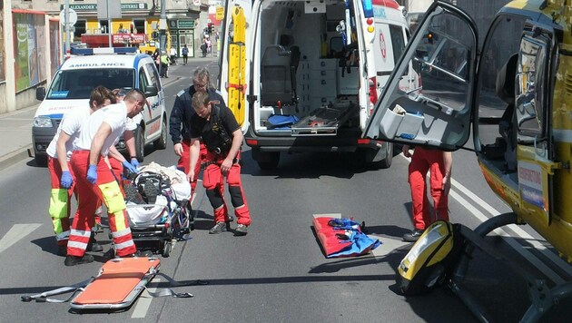 Das Unfallopfer wurde vom Notarztteam des Rettungshubschraubers versorgt. (Bild: APA/ÖAMTC/UNBEKANNT)