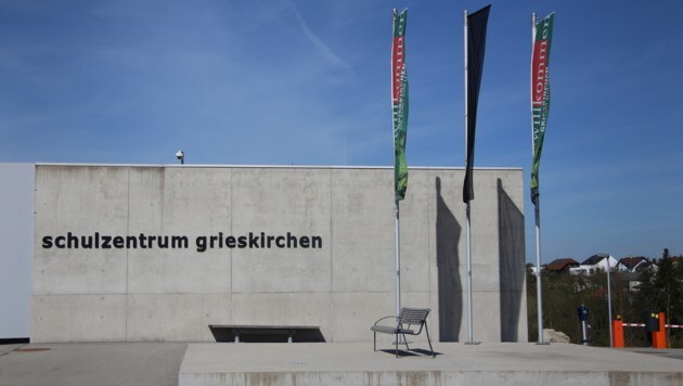 Vor dem Schulzentrum Grieskirchen weht die schwarze Fahne. (Bild: Matthias Lauber/laumat.at)