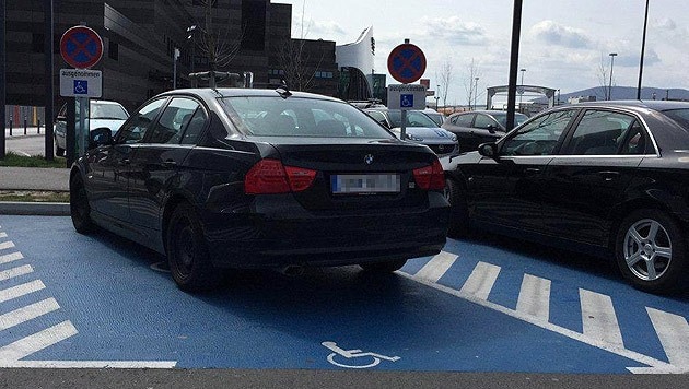 Das Auto des angeblichen Beamten auf dem Behindertenparkplatz (Bild: privat)