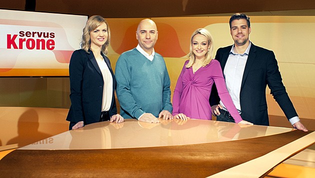 Die "Servus Krone"-Moderatoren Claudia Maxones, Reinhard Jesionek, Denise Neher, Philipp McAllister (Bild: ServusTV)
