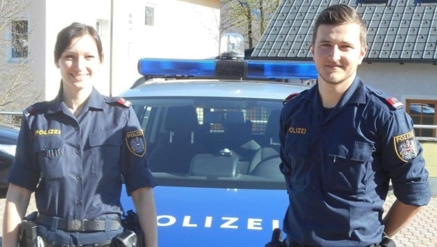 Dijana Sola-Dojcinovic und Christian Englbrecht-Dießlbacher kümmerten sich um den Zweijährigen. (Bild: Polizei Gmunden)