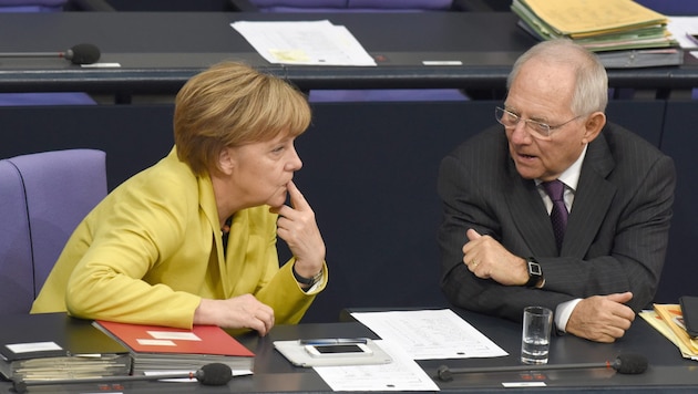 Arbeiten Kanzlerin Merkel und Finanzminister Schäuble an Pleiteplänen ohne Aus für den Euro? (Bild: APA/EPA/RAINER JENSEN)