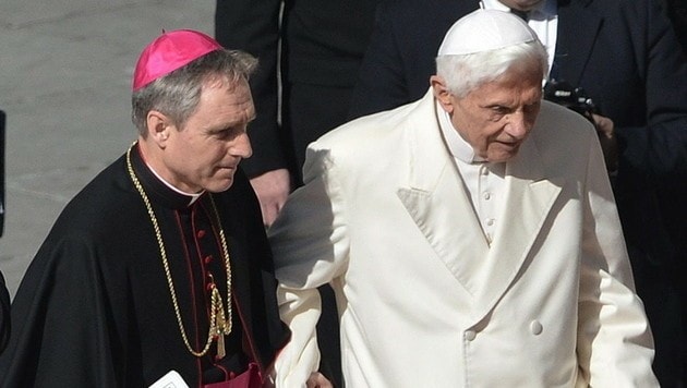 Georg Gänswein mit Josef Ratzinger (Bild: EPA)