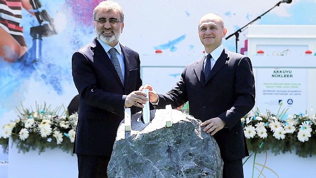 Der türkische Energieminister Yildiz (li.) und Rosatom-Chef Kirijenko bei der Grundsteinlegung (Bild: APA/EPA/ANIL BAGRIYANIK / ANADOLU AGENCY)