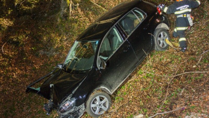 Das Auto stürzte rund 50 Meter über eine steile Böschung. (Bild: APA/FOTOKERSCHI.AT)