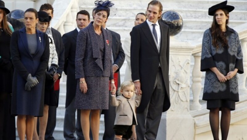 Caroline mit Enkerl Sacha, Sohn Andrea Casiraghi sowie Schwiegertochter Tatiana Santo Domingo (Bild: APA/EPA/VALERY HACHE/POOL)