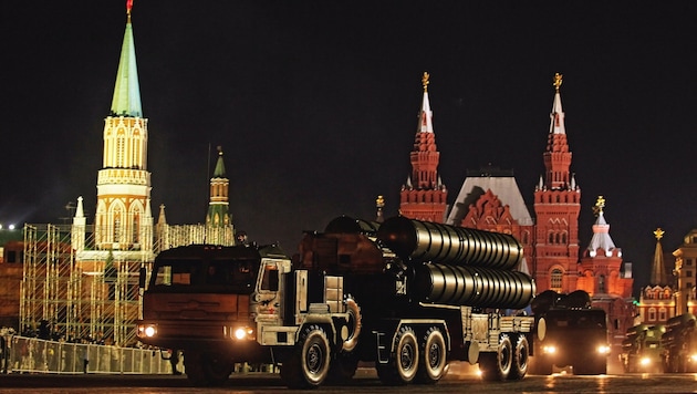 Ein Transport von Flugabwehrraketen des Typs S-300 in Moskau (Bild: SERGEI ILNITSKY/EPA/picturedesk.com)