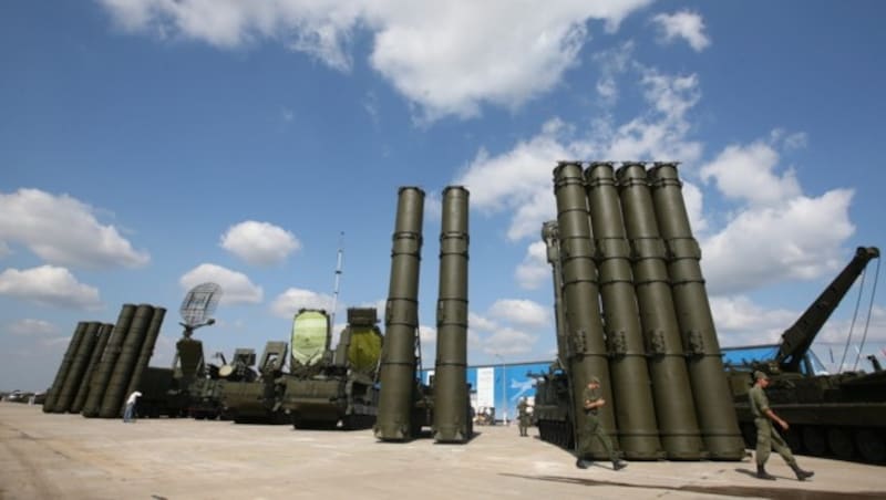 Die russischen Raketensysteme S-300 (rechts) und S-400 werden bei einer Ausstellung präsentiert. (Bild: APA/EPA/SERGEI CHIRIKOV)
