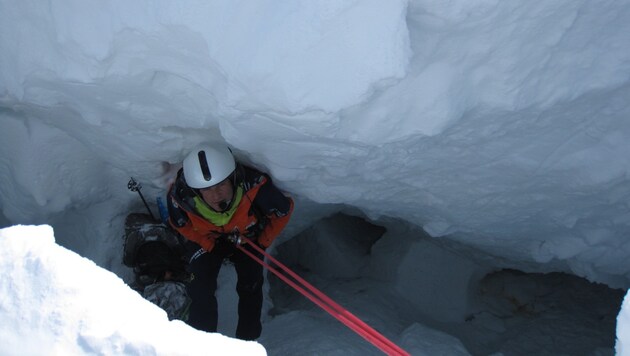 Einer der Bergretter in der Gletscherspalte (Bild: APA/BERGRETTUNG SALZBURG/UNBEKANNT)