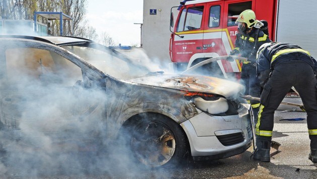 Aus dem Armaturenbrett dieses Opels schlugen plötzlich Flammen. (Bild: Pressestelle BFK Mödling)