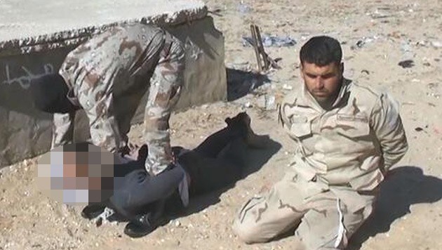 Die Dschihadisten enthaupteten einen unbekannten Mann und töteten den Soldaten dann per Kopfschuss. (Bild: Twitter.com)