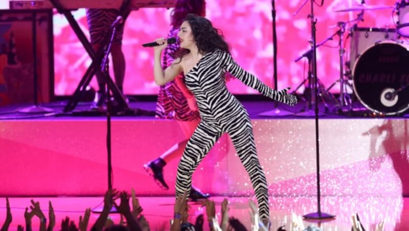 Charli XCX auf der Bühne bei den MTV Movie Awards (Bild: Matt Sayles/Invision/AP)